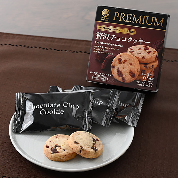 ファミリーマートの贅沢チョコクッキーを比較する。税込価格：358円。カカオ香る大粒チョコチップを使用した風味豊かなクッキーです。チョコチップにはクーベルチュールチョコレートを20％使用しています。