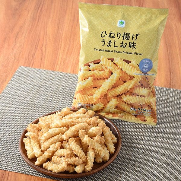 ファミリーマートのひねり揚げ うましお味を比較する。税込価格：150円。伯方の塩と日高産昆布パウダーを使用した旨みのある味わいです。