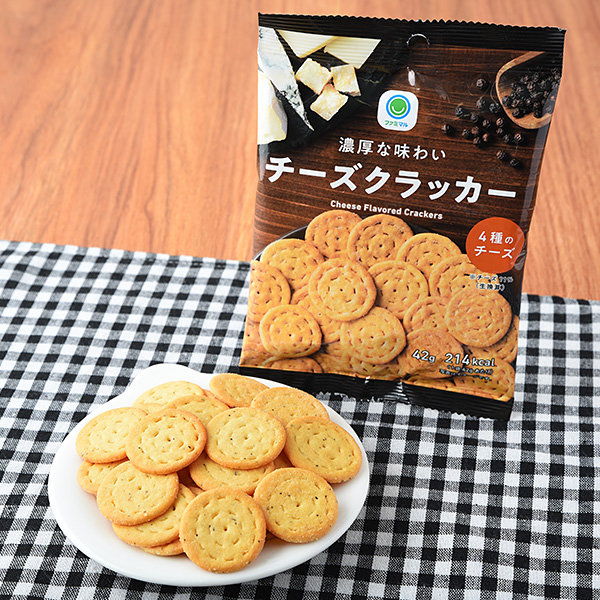 ファミリーマートの濃厚な味わいチーズクラッカーを比較する。税込価格：168円。4種類のチーズ（ブルーチーズ・チェダーチーズ・パルメザンチーズ・カマンベールチーズ）を使用した、一口サイズのクラッカーです。