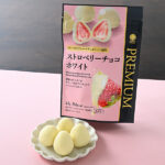 ファミリーマートのストロベリーチョコホワイトを比較する。税込価格：378円。フリーズドライいちごの酸味と、ホワイトチョコレートのコクが楽しめるストロベリーチョコです。