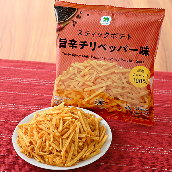 ファミリーマートのスティックポテト旨辛チリペッパー味を比較する。税込価格：150円。じゃがいもの旨みを感じる細切り形状のスティックポテトです。国産じゃがいもを使用した旨辛チリペッパー味です。