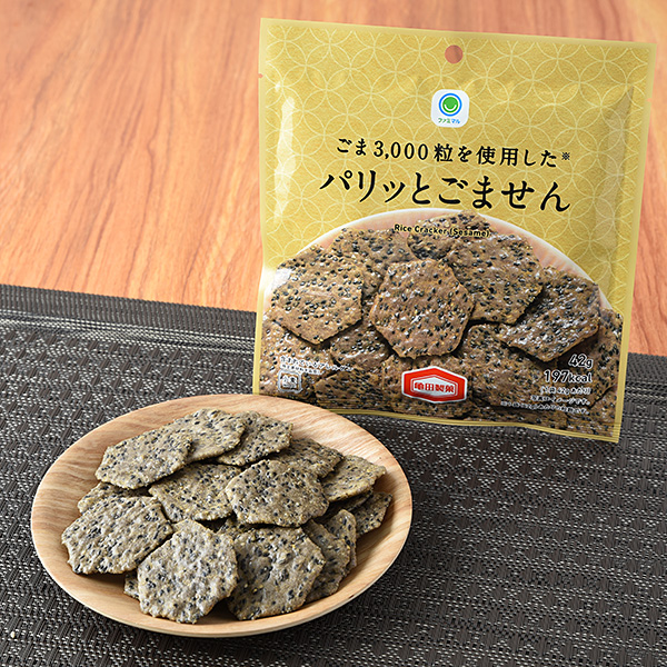 ファミリーマートのごま3,000粒を使用したパリッとごませんを比較する。税込価格：165円。ごまを約3,000粒使用した、ごまの風味引き立つ味わいのうす焼せんべいです。
