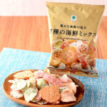 ファミリーマートの豊かな海鮮の旨み7種の海鮮ミックスを比較する。税込価格：150円。7種をミックスした海鮮せんべいのアソートです。
