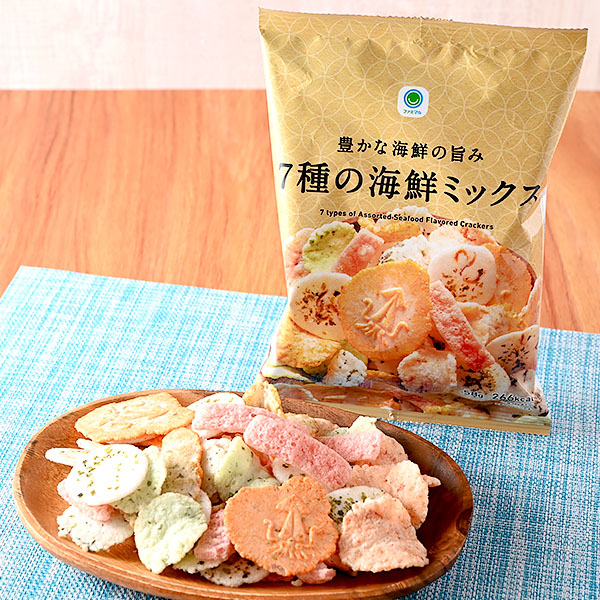 ファミリーマートの豊かな海鮮の旨み7種の海鮮ミックスを比較する。税込価格：150円。7種をミックスした海鮮せんべいのアソートです。