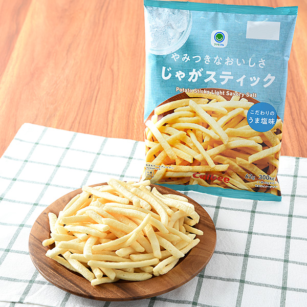 ファミリーマートのやみつきなおいしさ じゃがスティックを比較する。税込価格：138円。サクッと軽い食感でこだわりのうま塩味のじゃがいもスナックです。