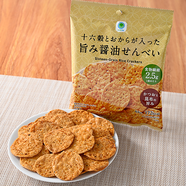 ファミリーマートの十六穀とおからが入った旨み醤油せんべいを比較する。税込価格：138円。十六穀におからを合わせた薄焼きでパリっとした食感が楽しめる健康系せんべいです。