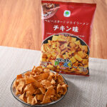 ファミリーマートのベビースタードデカイラーメンチキン味を比較する。税込価格：138円。大きくて食べやすい幅広麺タイプのベビースターです。