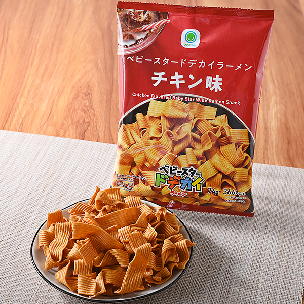 ファミリーマートのベビースタードデカイラーメンチキン味を比較する。税込価格：138円。大きくて食べやすい幅広麺タイプのベビースターです。