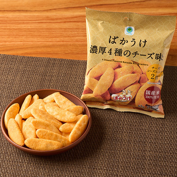 ファミリーマートのばかうけ濃厚4種のチーズ味を比較する。税込価格：138円。エメンタール、カマンベール、ゴーダ、ブルーチーズの4種を使用した濃厚な味わいです。