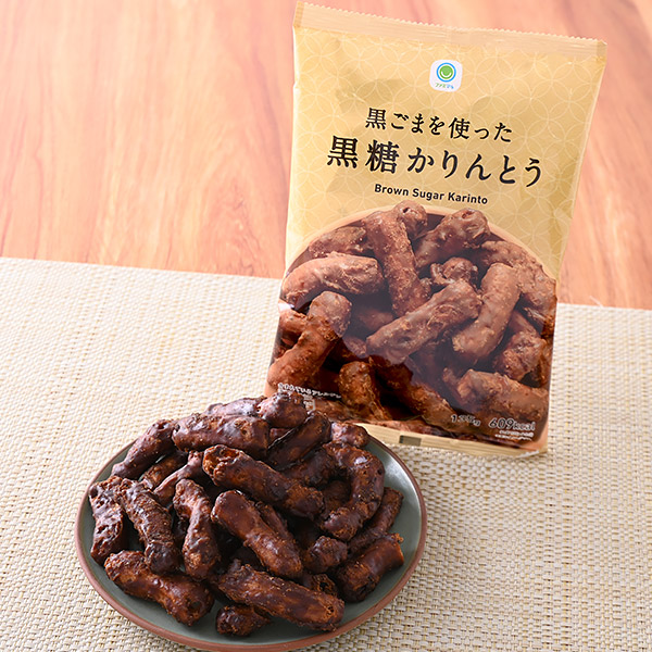 ファミリーマートの黒ごまを使った黒糖かりんとうを比較する。税込価格：165円。サクッとした食感の生地に、釜炊き黒糖蜜を丁寧にかけたかりんとうです。