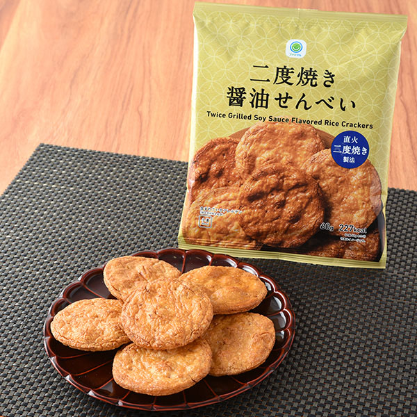ファミリーマートの二度焼き醤油せんべいを比較する。税込価格：150円。醤油の香ばしさ広がる直火二度焼き製法のせんべいです。