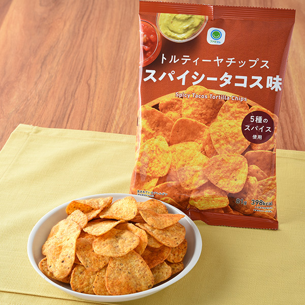 ファミリーマートのトルティーヤチップス スパイシータコス味を比較する。税込価格：150円。5種類のスパイスを使用したタコス味があとひくおいしさです。