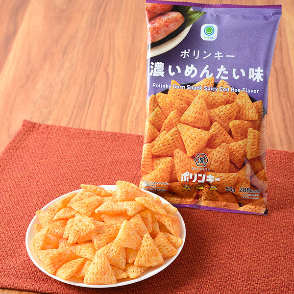 ファミリーマートのポリンキー濃いめんたい味。税込価格：138円。三角形のサクサクとした、軽い食感が特徴のコーンスナックです。たらこの旨みと唐辛子の辛みを濃いめの味付けで仕上げた濃厚な味わいです。