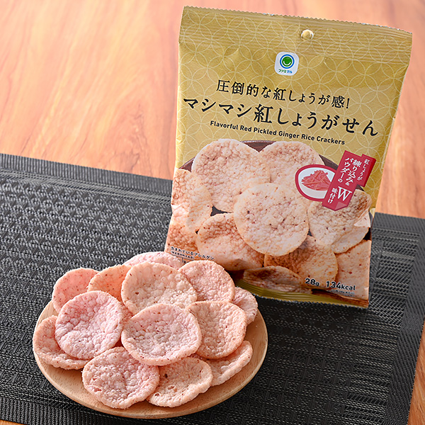 ファミリーマートの圧倒的な紅しょうが感！マシマシ紅しょうがせん。税込価格：128円。紅しょうがパウダーと紅しょうが練りこみのダブルの味付けで紅しょうがの強いインパクトが特徴の商品です。