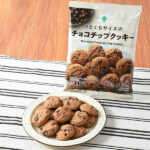 ファミリーマートのひとくちサイズのチョコチップクッキーを比較する。税込価格：150円。たっぷりチョコチップを練り込んださっくりとした食感のクッキーです。