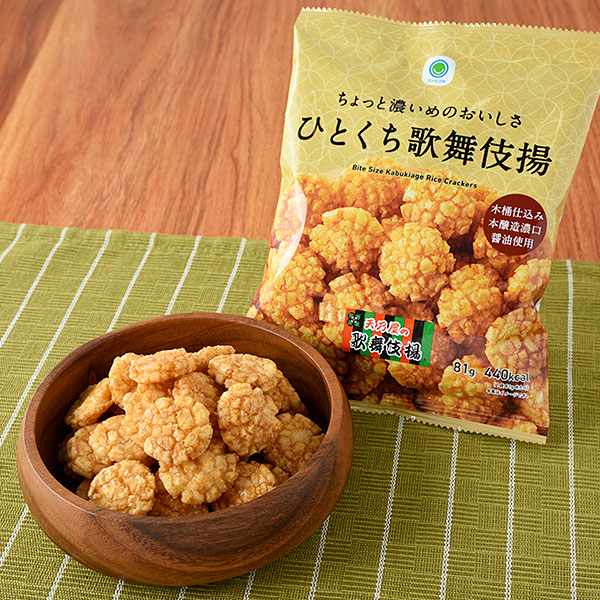 ファミリーマートのちょっと濃いめのおいしさひとくち歌舞伎揚。税込価格：138円。サクッと揚げたひとくちサイズのお煎餅を、濃厚でコクのある甘口醤油で味付けした商品です。