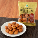 ファミリーマートのお米の風味豊かな醤油あられを比較する。税込価格：180円。国産米100％使用、喉ごしが良く噛みしめるほどに米の風味を感じられる、まろやかな旨みとコクのある醤油味のあられです。超特選再仕込み醤油を使用しました。
