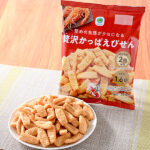 ファミリーマートの堅めの食感がクセになる贅沢かっぱえびせんを比較する。税込価格：138円。香ばしく濃厚なえびの風味が楽しめる商品です。
