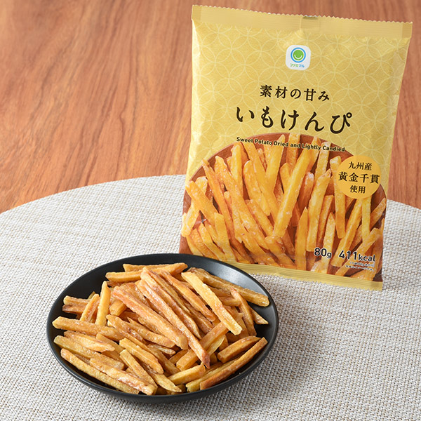 ファミリーマートの素材の甘みいもけんぴ 九州産黄金千貫使用を比較する。税込価格：150円。九州産黄金千貫を使用しました。ほどよい硬さで食べごたえのあるいもけん ぴです。