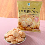 ファミリーマートのサクッと心地よい食感えび塩揚げせんを比較する。税込価格：138円。サクサクとした軽い食感が特徴です。小海老を練り込んだ濃厚なえびの風味が感じられる揚げせんです。
