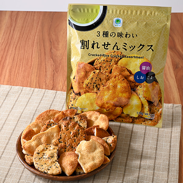 ファミリーマートの3種の味わい割れせんミックスを比較する。税込価格：268円。割れた断面までタレが染み込んだ深い味わいのある3種類の割れせん（醤油・しお・ごま味）です。