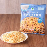 ファミリーマートのやみつきなおいしさ なげわ うま塩味を比較する。税込価格：138円。ほどよい塩加減とじゃがいものおいしさが味わえる、サクサク軽い食感のポテトリングスナックです。