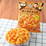 ファミリーマートのサクサクか～るいチーズスナックを比較する。税込価格：138円。6種のチーズパウダーを使用した、コクのある味わいのサクサク軽い食感のコーンスナックです。
