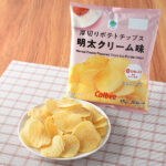ファミリーマートの厚切りポテトチップス明太クリーム味を比較する。税込価格：150円。クリーム風味と明太子のコクのある味わい。厚切りV字カットタイプのポテトチップスです。