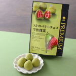 ファミリーマートのストロベリーチョコ宇治抹茶を比較する。税込価格：378円。甘酸っぱい味わいのフリーズドライいちごと抹茶チョコレートの組み合わせです。