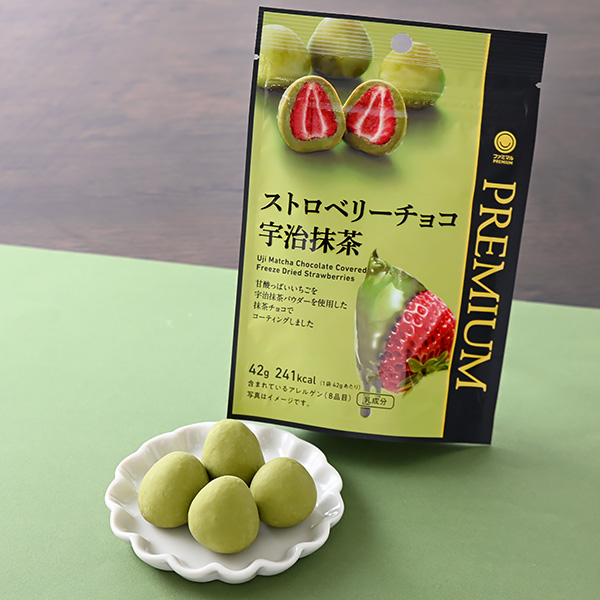ファミリーマートのストロベリーチョコ宇治抹茶を比較する。税込価格：378円。甘酸っぱい味わいのフリーズドライいちごと抹茶チョコレートの組み合わせです。