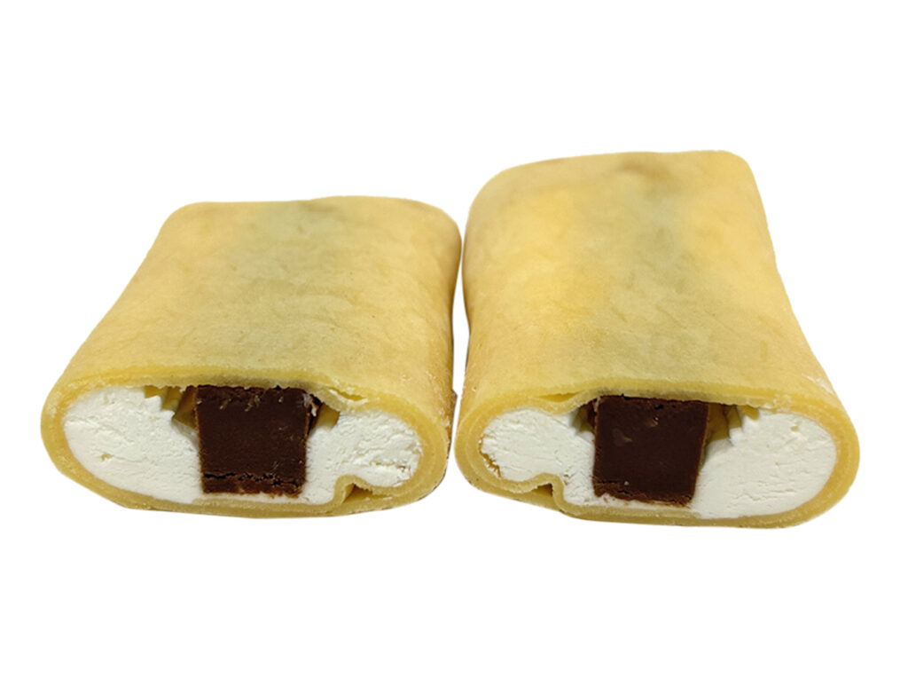 セブンイレブンの濃厚生チョコクレープを比較する。税込価格：259円、カロリー：261kcal、1円あたりカロリー：1.01kcal/円、たんぱく質：3.3g、1円あたりたんぱく質：0.01g/円、脂質：18.3g、炭水化物：21.3g、糖質：20.3g、食物繊維：1g、食塩相当量：0.1g。もっちりとしたクレープ生地に生チョコとホイップクリームを組み合わせた商品です。アレルギー：卵、乳、小麦。