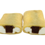 セブンイレブンの濃厚生チョコクレープを比較する。税込価格：259円、カロリー：261kcal、1円あたりカロリー：1.01kcal/円、たんぱく質：3.3g、1円あたりたんぱく質：0.01g/円、脂質：18.3g、炭水化物：21.3g、糖質：20.3g、食物繊維：1g、食塩相当量：0.1g。もっちりとしたクレープ生地に生チョコとホイップクリームを組み合わせた商品です。アレルギー：卵、乳、小麦。
