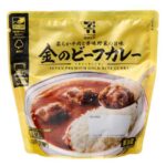 セブンイレブンの７プレミアムゴールド 金のビーフカレーを比較する。税込価格：430円、カロリー：458kcal、1円あたりカロリー：1.07kcal/円、たんぱく質：12.3g、1円あたりたんぱく質：0.03g/円、脂質：36.8g、炭水化物：20.7g、糖質：18.1g、食物繊維：2.6g、食塩相当量：2.8g。主役の牛肉はハーブ等で漬け込むことで、さらに柔らかな食感へと進化。香味野菜と焙煎されたスパイスが香り立つ本格的な味わいに仕立てました。アレルギー：卵、乳、小麦。