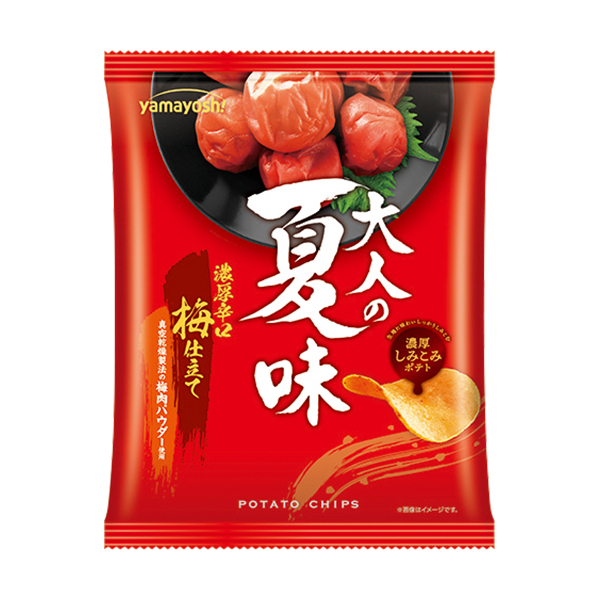 山芳　ポテトチップス大人の夏味 ファミリーマート 真空乾燥製法の梅肉パウダーを使用した、梅本来のおいしさが楽しめるポテトチップス。濃厚な梅味をベースに唐辛子を加えた味わいが楽しめる商品。
［ファミリーマート限定・数量限定］