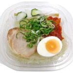 焼肉屋さんの冷麺 セブンイレブン 細いながらもつるみと弾力のある麺を楽しむ冷麺です。相性の良いキムチ炒めときゅうりと大根の甘酢とチャーシューを盛り付けました。