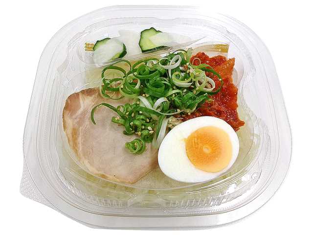焼肉屋さんの冷麺 セブンイレブン 細いながらもつるみと弾力のある麺を楽しむ冷麺です。相性の良いキムチ炒めときゅうりと大根の甘酢とチャーシューを盛り付けました。