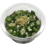 セブンイレブンのオクラのねばねばサラダ 沖縄県産もずく使用を比較する。税込価格：322円、カロリー：44kcal、1円あたりカロリー：0.14kcal/円、たんぱく質：1.8g、1円あたりたんぱく質：0.01g/円、脂質：1.8g、炭水化物：7.2g、糖質：2.9g、食物繊維：4.3g、食塩相当量：2g。オクラやなめこ，めかぶ，沖縄県産もずくなどのねばねば食材と、ダイスカットした大根サラダをだしで味付けした、さっぱりとした味わいのサラダです。アレルギー：小麦。