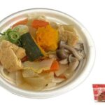セブンイレブンの山梨名物 かぼちゃのおほうとう 小盛を比較する。税込価格：454円、カロリー：308kcal、1円あたりカロリー：0.68kcal/円、たんぱく質：14.2g、1円あたりたんぱく質：0.03g/円、脂質：3.4g、炭水化物：57.9g、糖質：52.3g、食物繊維：5.6g、食塩相当量：3g。かぼちゃが溶け込んだ味噌仕立ての汁にもっちり平打ちの麺を合わせた、山梨を代表する郷土食のおほうとうです。アレルギー：小麦。