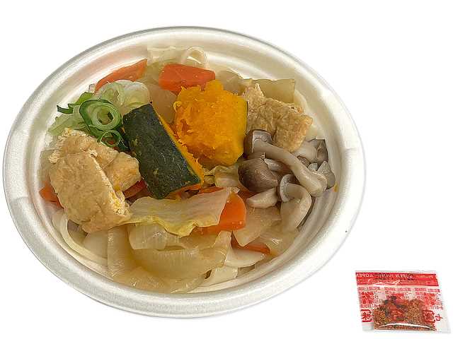 セブンイレブンの山梨名物 かぼちゃのおほうとう 小盛を比較する。税込価格：454円、カロリー：308kcal、1円あたりカロリー：0.68kcal/円、たんぱく質：14.2g、1円あたりたんぱく質：0.03g/円、脂質：3.4g、炭水化物：57.9g、糖質：52.3g、食物繊維：5.6g、食塩相当量：3g。かぼちゃが溶け込んだ味噌仕立ての汁にもっちり平打ちの麺を合わせた、山梨を代表する郷土食のおほうとうです。アレルギー：小麦。