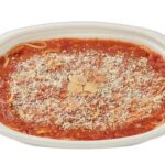 ガーリックトマトソースの大盛パスタ セブンイレブン にんにくを効かせたトマトソースに、ガーリックフレークとチーズをのせたパスタ。