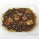 セブンイレブンの海老入り香ばし あんかけ焼そばを比較する。税込価格：646円、カロリー：777kcal、1円あたりカロリー：1.20kcal/円、たんぱく質：29g、1円あたりたんぱく質：0.04g/円、脂質：29g、炭水化物：103.2g、糖質：96.8g、食物繊維：6.4g、食塩相当量：5g。香ばしい麺と旨味の強いあんが特長の風味豊かなあんかけ焼そばです。アレルギー：卵、小麦、えび。
