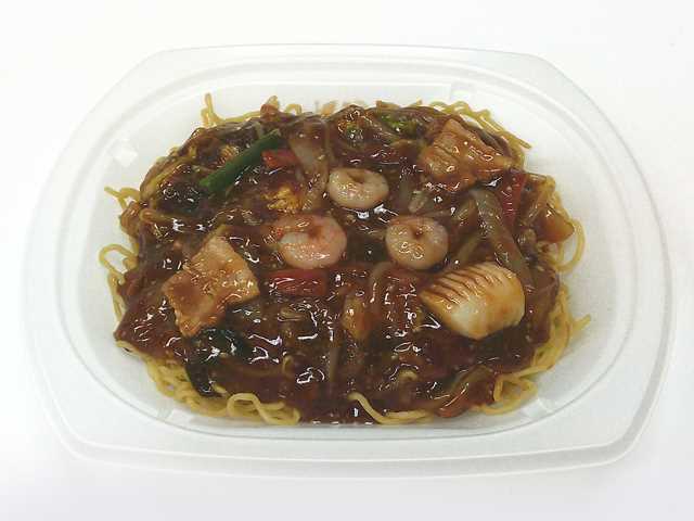 セブンイレブンの海老入り香ばし あんかけ焼そばを比較する。税込価格：646円、カロリー：777kcal、1円あたりカロリー：1.20kcal/円、たんぱく質：29g、1円あたりたんぱく質：0.04g/円、脂質：29g、炭水化物：103.2g、糖質：96.8g、食物繊維：6.4g、食塩相当量：5g。香ばしい麺と旨味の強いあんが特長の風味豊かなあんかけ焼そばです。アレルギー：卵、小麦、えび。