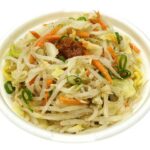 セブンイレブンの東北限定 仙台辛味噌ラーメンを比較する。税込価格：538円、カロリー：454kcal、1円あたりカロリー：0.84kcal/円、たんぱく質：22.7g、1円あたりたんぱく質：0.04g/円、脂質：11.7g、炭水化物：67.6g、糖質：61.2g、食物繊維：6.4g、食塩相当量：4.8g。味噌ラーメンに野菜炒めと辛味噌を盛り付けた商品です｡。アレルギー：卵、小麦。