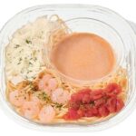 セブンイレブンの冷製パスタ海老のトマトクリームを比較する。税込価格：538円、カロリー：359kcal、1円あたりカロリー：0.67kcal/円、たんぱく質：13.9g、1円あたりたんぱく質：0.03g/円、脂質：12.2g、炭水化物：50.4g、糖質：46.3g、食物繊維：4.1g、食塩相当量：4.3g。海老の風味とトマトの酸味が感じられるトマトクリームソースに、海老，トマトソース，チーズ，パセリを盛り付けた冷製パスタです。アレルギー：卵、乳、小麦、えび。