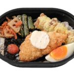 セブンイレブンの５種おかずのミニ明太海苔弁当（もち麦）。税込価格：430円、カロリー：415kcal、たんぱく質：13.2g、脂質：12.7g、炭水化物：64.5g、糖質：59.7g、食物繊維：4.8g、食塩相当量：1.5g。白身フライ，ちくわの磯辺揚げ，半熟ゆで玉子などの人気のおかずと、海苔御飯を組み合わせたミニサイズのお弁当です。アレルギー：卵、小麦。