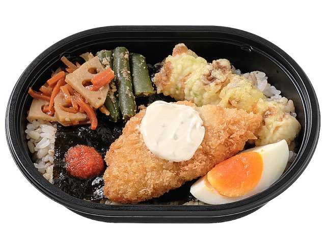 セブンイレブンの５種おかずのミニ明太海苔弁当（もち麦）。税込価格：430円、カロリー：415kcal、たんぱく質：13.2g、脂質：12.7g、炭水化物：64.5g、糖質：59.7g、食物繊維：4.8g、食塩相当量：1.5g。白身フライ，ちくわの磯辺揚げ，半熟ゆで玉子などの人気のおかずと、海苔御飯を組み合わせたミニサイズのお弁当です。アレルギー：卵、小麦。