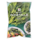 セブンイレブンの７プレミアム カットほうれん草。税込価格：160円、カロリー：22kcal、たんぱく質：2.9g、脂質：0.3g、炭水化物：3.4g、糖質：0.1g、食物繊維：3.3g、食塩相当量：0.3g。手軽に調理ができるカットほうれん草です。アレルギー：なし。