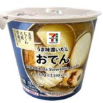 セブンイレブンの７プレミアム おでん（カップ）を比較する。税込価格：400円、カロリー：137kcal、1円あたりカロリー：0.34kcal/円、たんぱく質：12.4g、1円あたりたんぱく質：0.03g/円、脂質：6.8g、炭水化物：7.5g、糖質：5.6g、食物繊維：1.9g、食塩相当量：2.4g。昆布と鶏や牛のうま味を感じられる濃いだしのカップおでんです。アレルギー：卵、小麦。