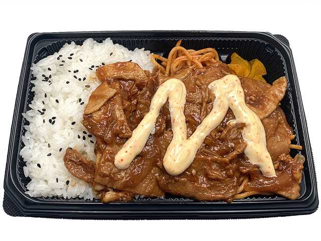 セブンイレブンの豚焼肉弁当（唐辛子マヨネーズ）を比較する。税込価格：646円、カロリー：693kcal、1円あたりカロリー：1.07kcal/円、たんぱく質：21.1g、1円あたりたんぱく質：0.03g/円、脂質：18.8g、炭水化物：111.4g、糖質：108.3g、食物繊維：3.1g、食塩相当量：3.7g。甘辛いタレを絡めた豚焼肉と玉ねぎ炒めにピリ辛の唐辛子マヨネーズをかけ、トマトソース和えスパゲティを組み合わせた食べ応えのあるお弁当です。アレルギー：卵、乳、小麦。