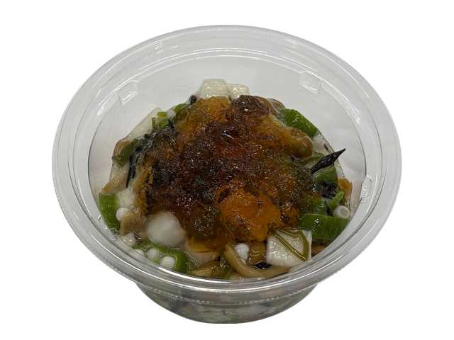 セブンイレブンのだしジュレで食べるネバネバサラダを比較する。税込価格：279円、カロリー：50kcal、1円あたりカロリー：0.18kcal/円、たんぱく質：2.1g、1円あたりたんぱく質：0.01g/円、脂質：0.4g、炭水化物：10.5g、糖質：8.6g、食物繊維：1.9g、食塩相当量：1.8g。健康感のあるねばねば食材（オクラ、なめこ、長いも、めかぶ、こんぶ）をだしジュレでさっぱりと食べられるサラダ。アレルギー：小麦。